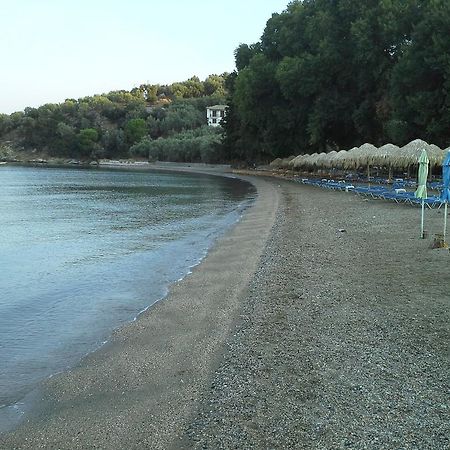 Beachfront Home For 8, Kalifteri Beach, อาฟิสโซส ภายนอก รูปภาพ
