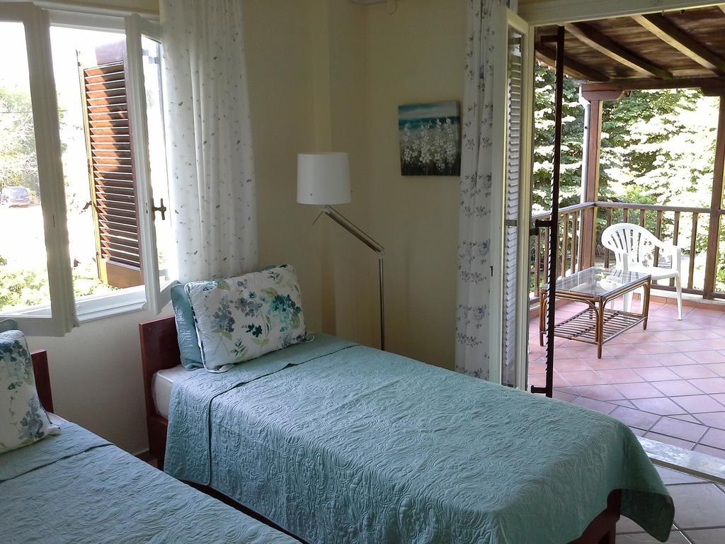 Beachfront Home For 8, Kalifteri Beach, อาฟิสโซส ภายนอก รูปภาพ