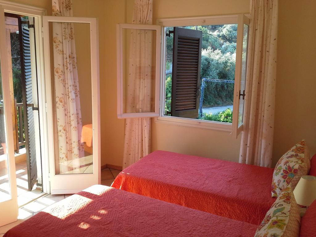 Beachfront Home For 8, Kalifteri Beach, อาฟิสโซส ภายนอก รูปภาพ