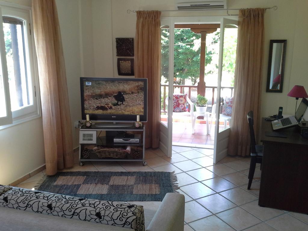Beachfront Home For 8, Kalifteri Beach, อาฟิสโซส ภายนอก รูปภาพ